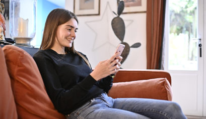 femme sur téléphone